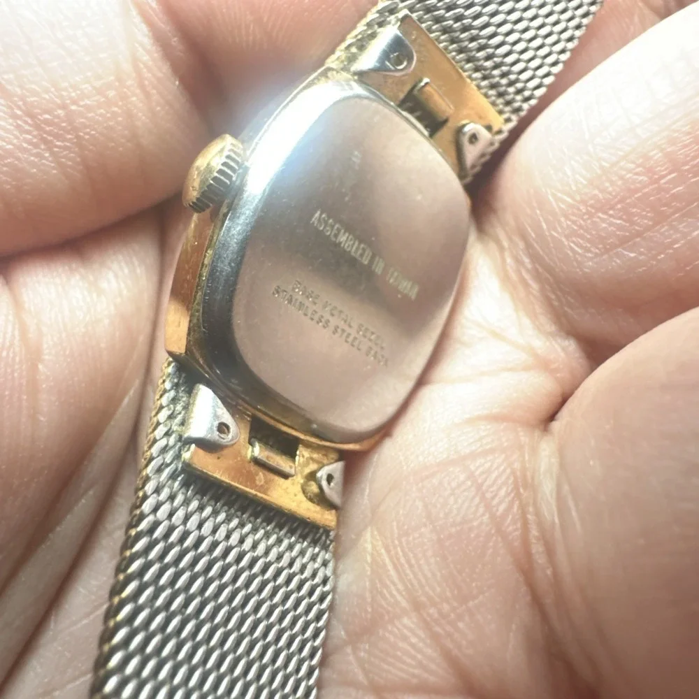 Works Vintage Timex Manual Wind Gold Tone Ladies Watch! Runs Great! 19mm Fit 7in